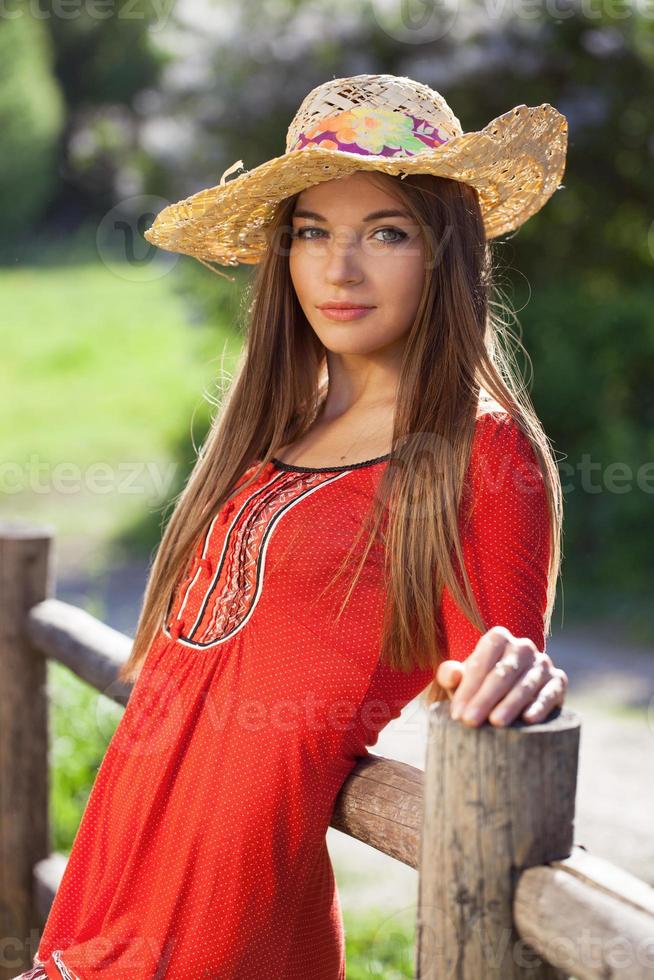 hermosa mujer con sombrero de paja foto