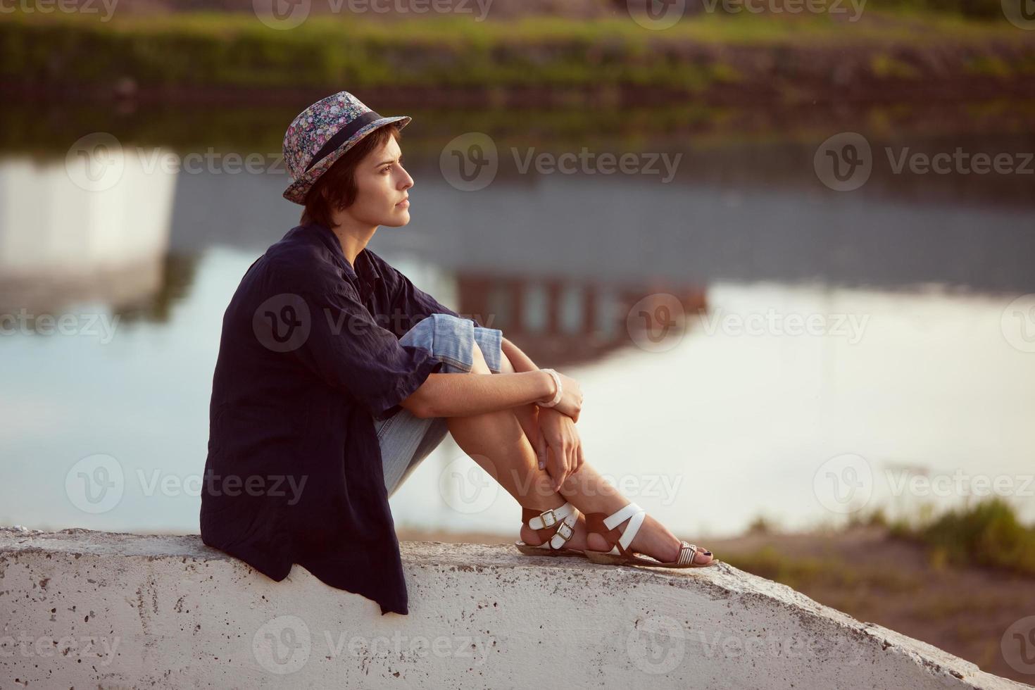 mujer joven se sienta y descansa foto