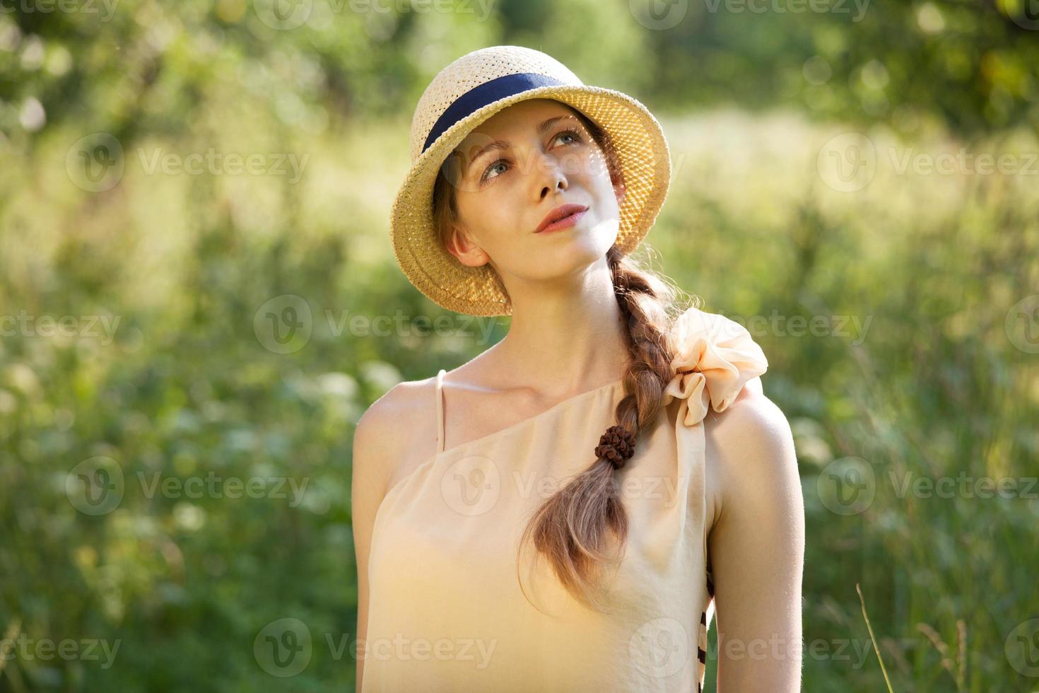 niña feliz con un sombrero de paja foto