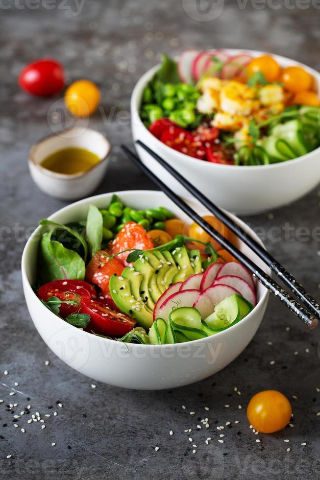 dos platos con poke, tomates y aceite de oliva foto