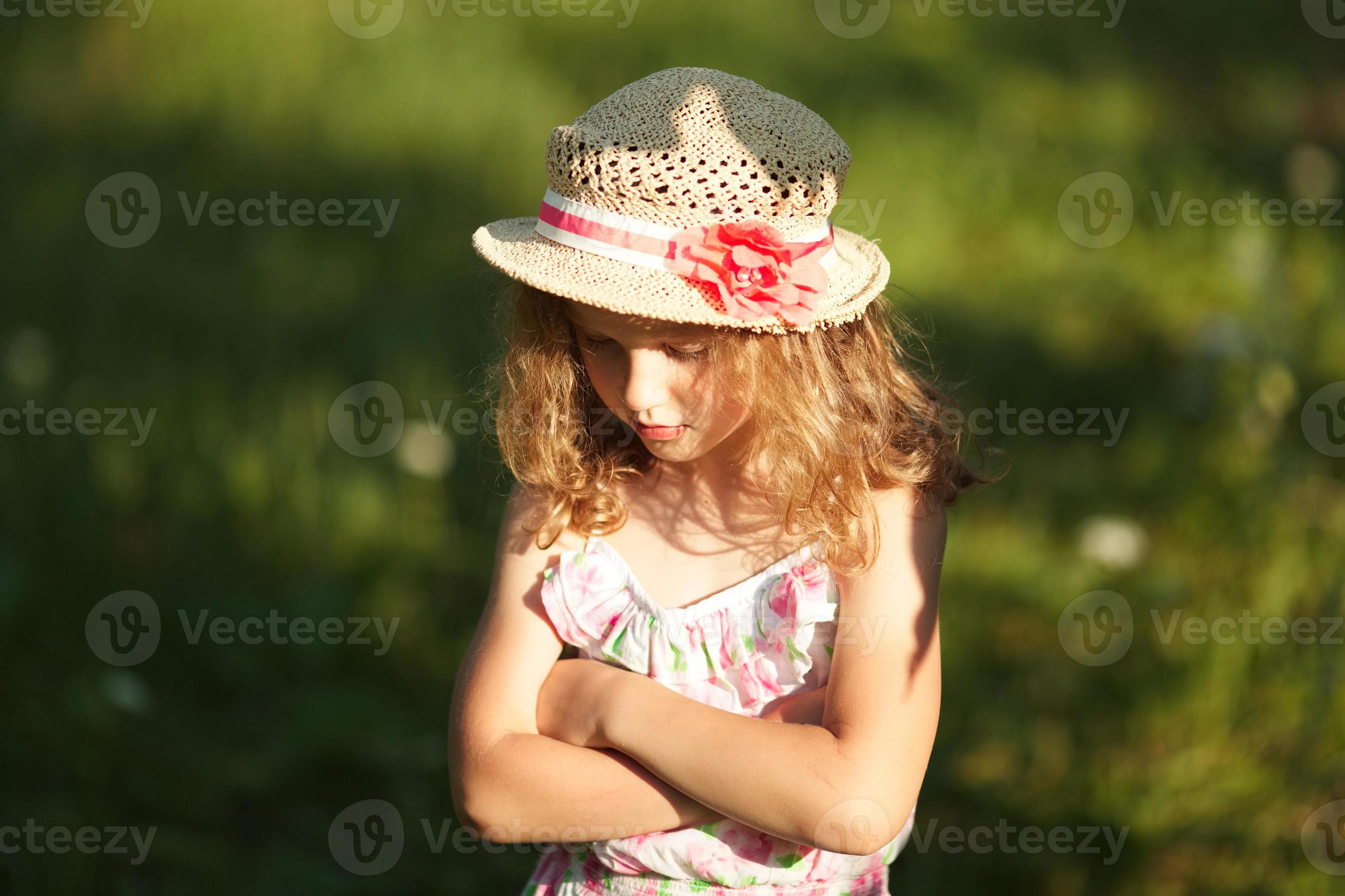 Niñita Con Sombrero Azul Posando En El Pinar Primaveral Foto de