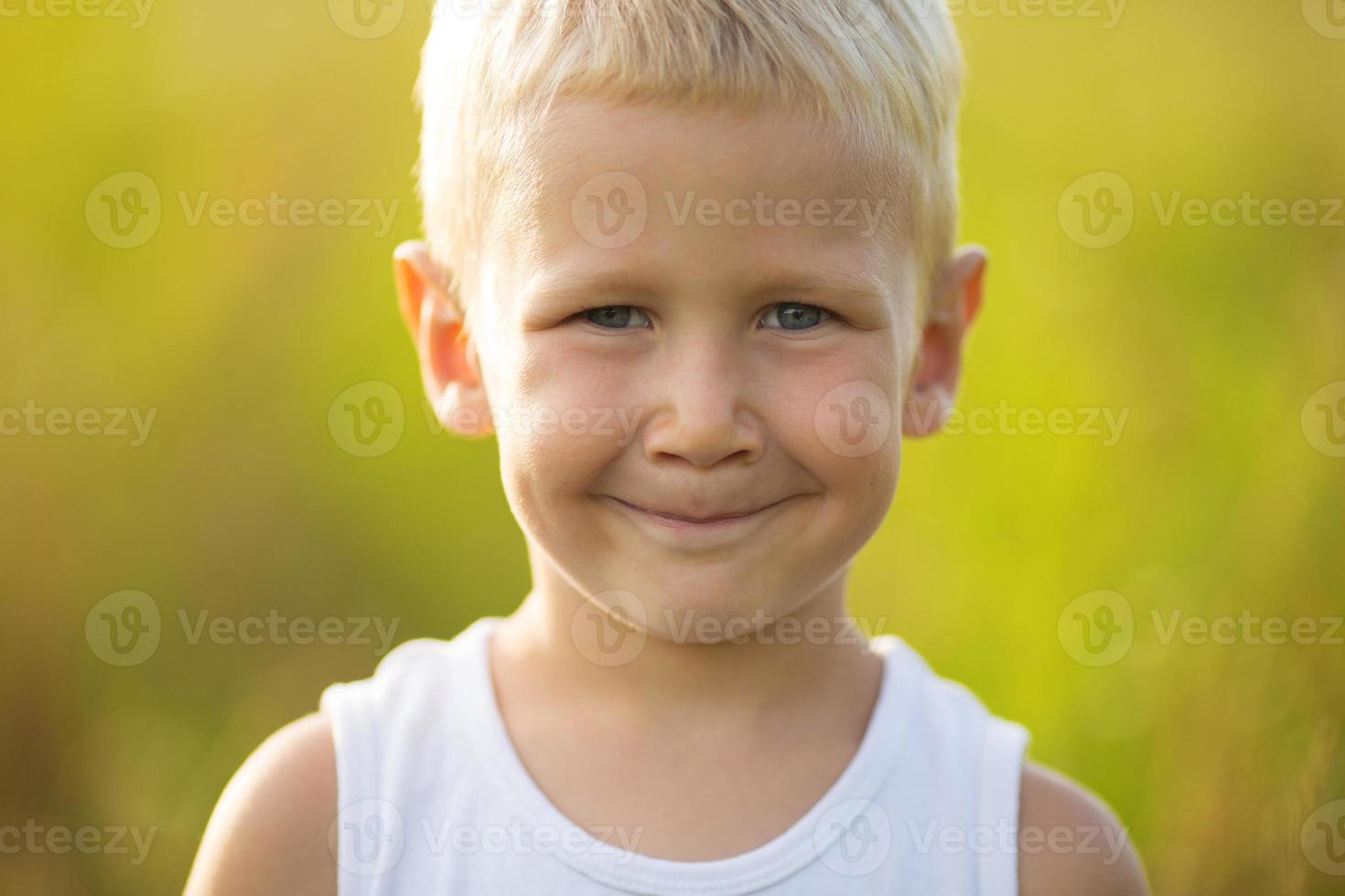 retrato de un niño feliz foto