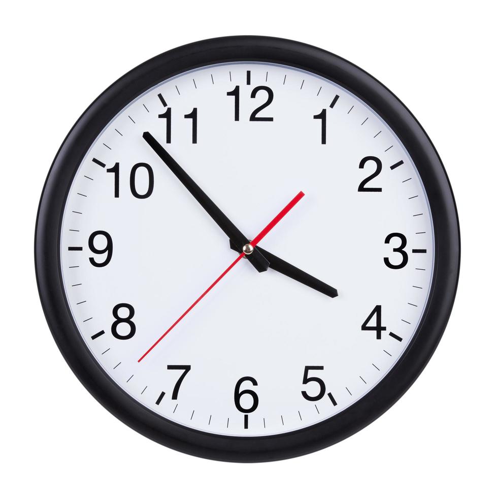 el reloj de la oficina muestra cinco minutos para las cuatro foto
