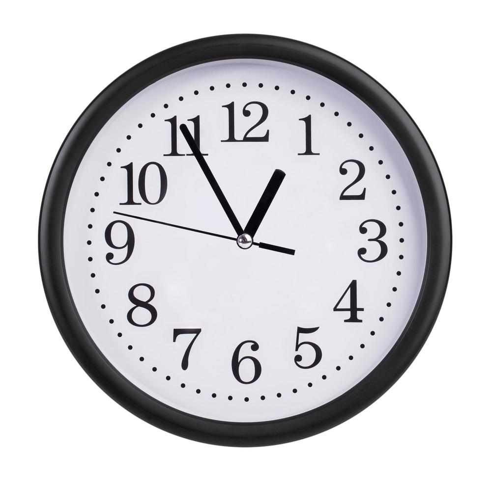 el reloj de la oficina muestra de cinco minutos a una hora foto