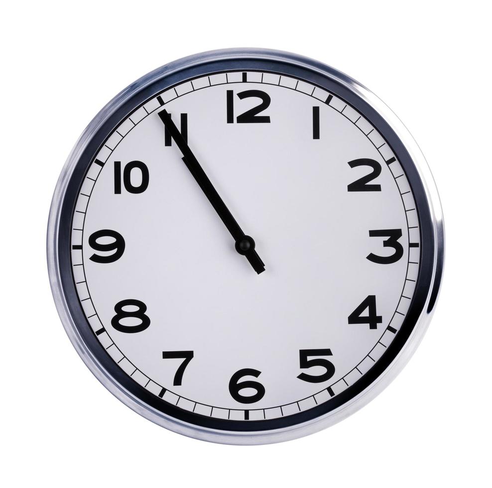 reloj grande muestra cinco minutos para las once foto