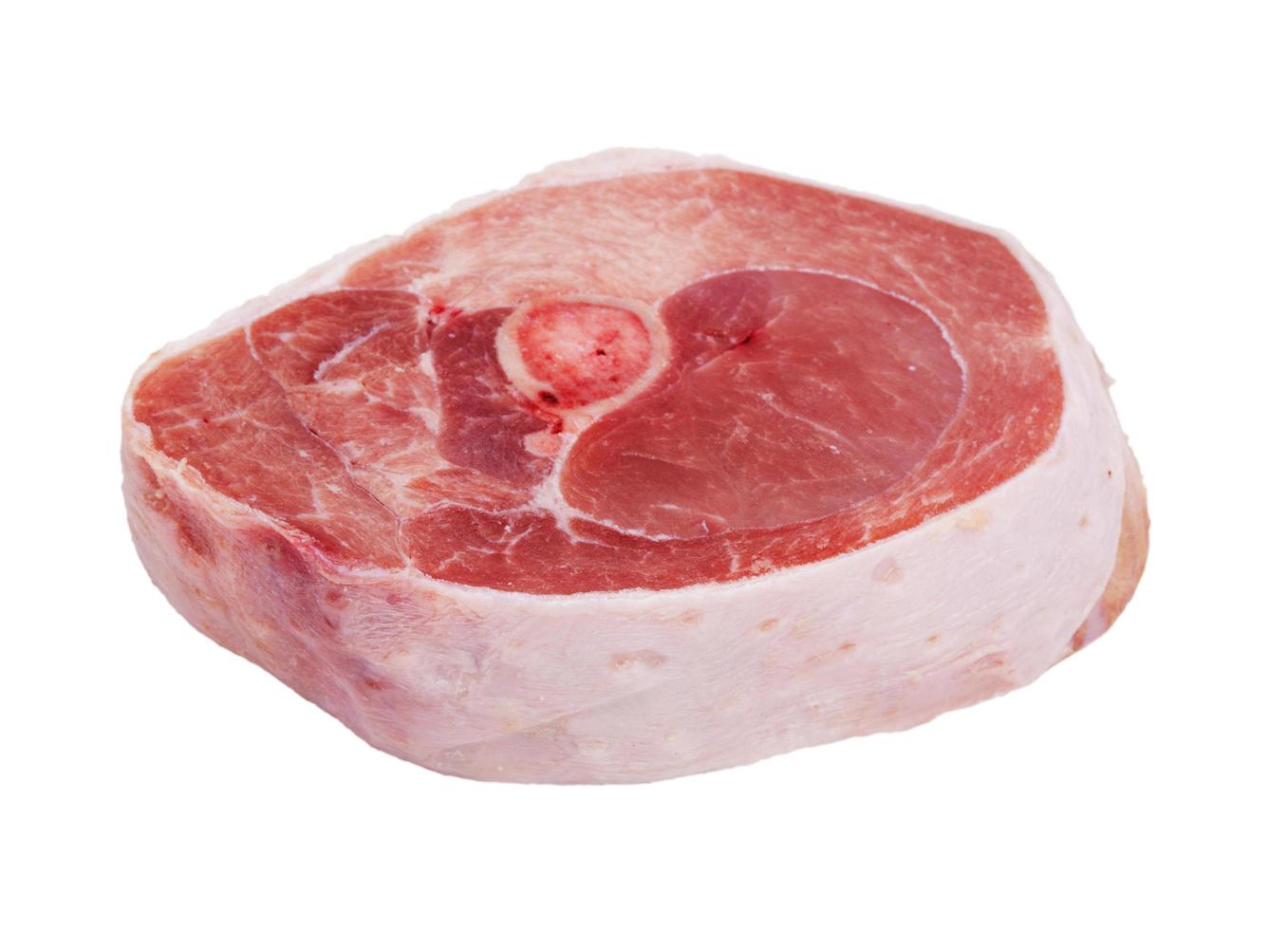 trozo de carne sobre fondo blanco foto