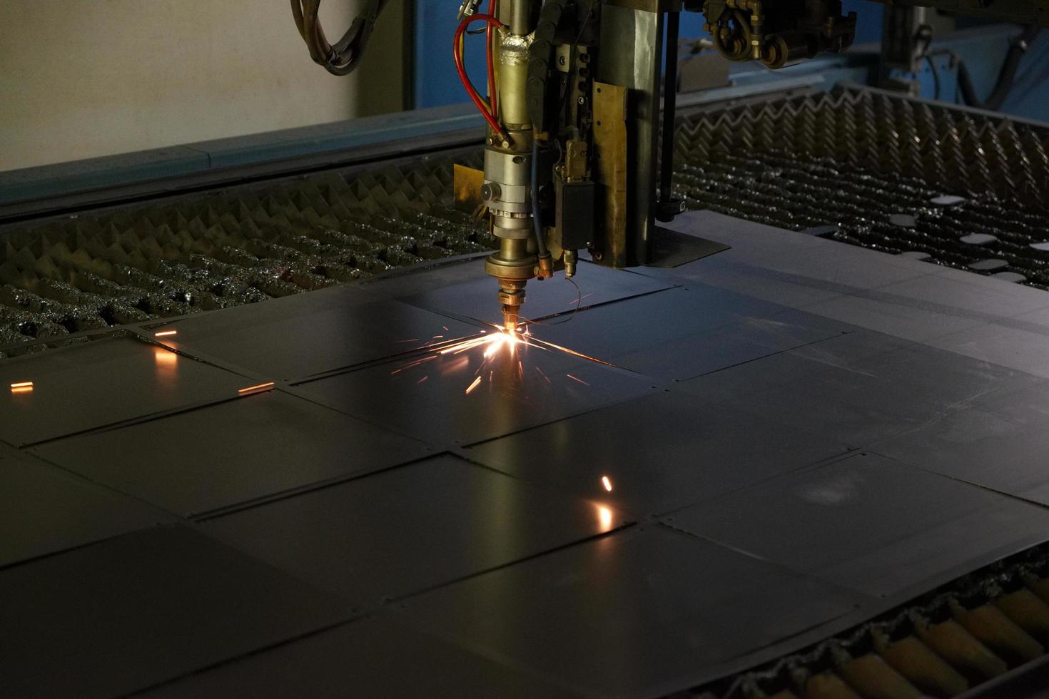 La máquina de soldar conecta las partes metálicas cuadradas. foto