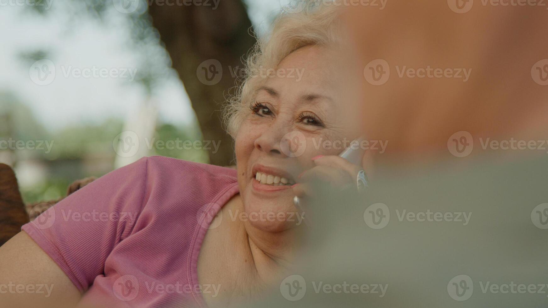 mujer y hombre, sentado, en, sofá, mientras, mujer, finaliza, llamada telefónica foto