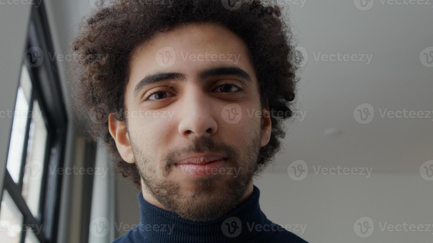 Cerca del joven hombre de Oriente Medio foto