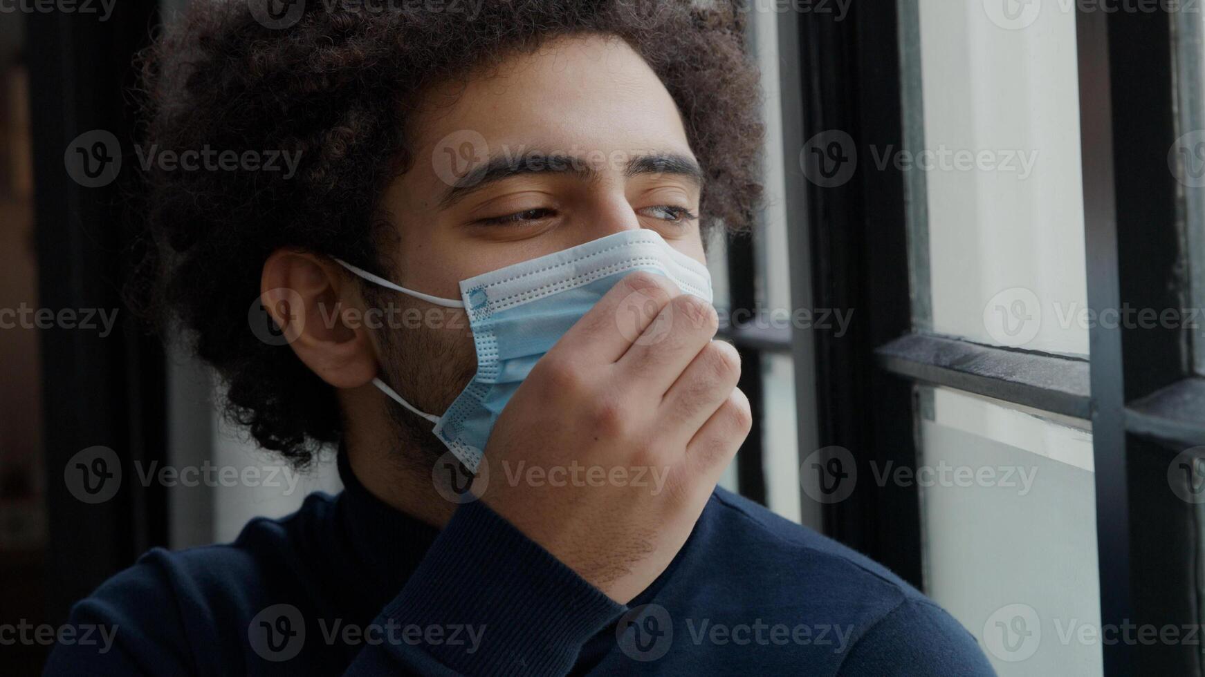 Cerca del joven hombre de Oriente Medio con mascarilla foto