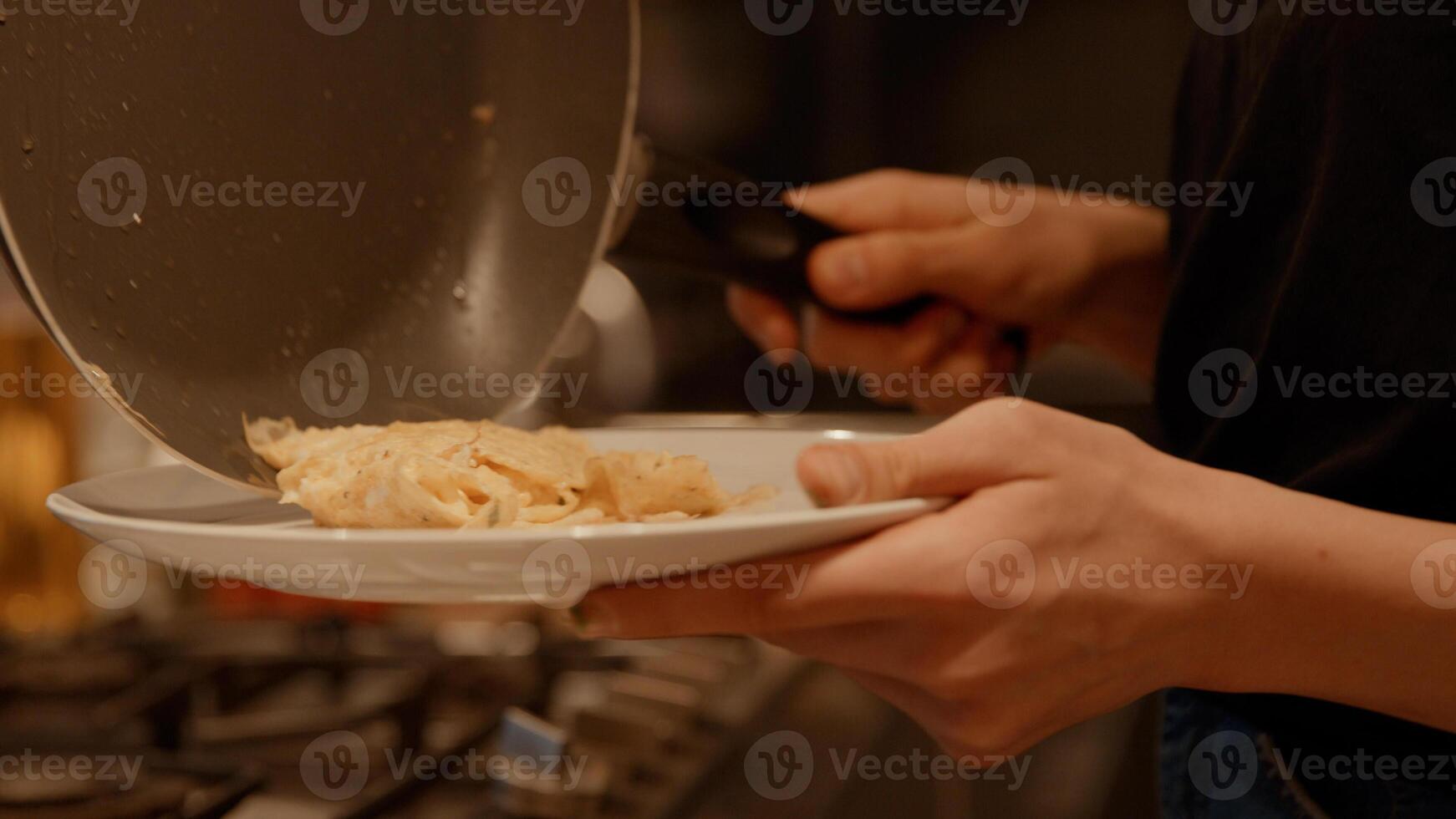 Hombre entregando plato y mujer poniendo huevos fritos en él foto