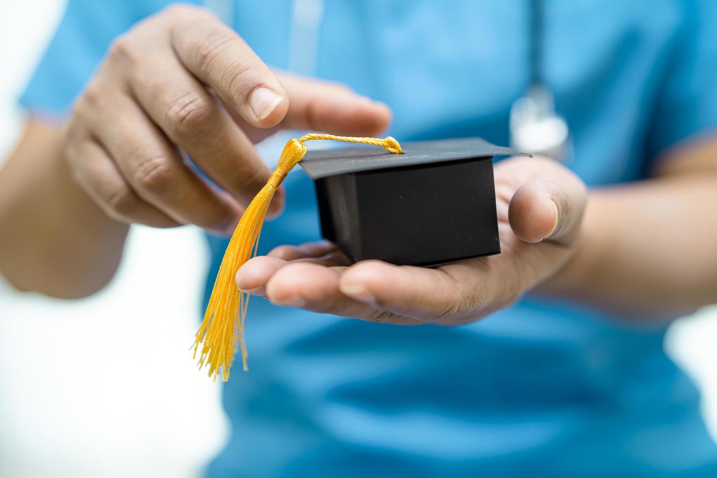 estudio médico asiático aprender con sombrero de graduación foto