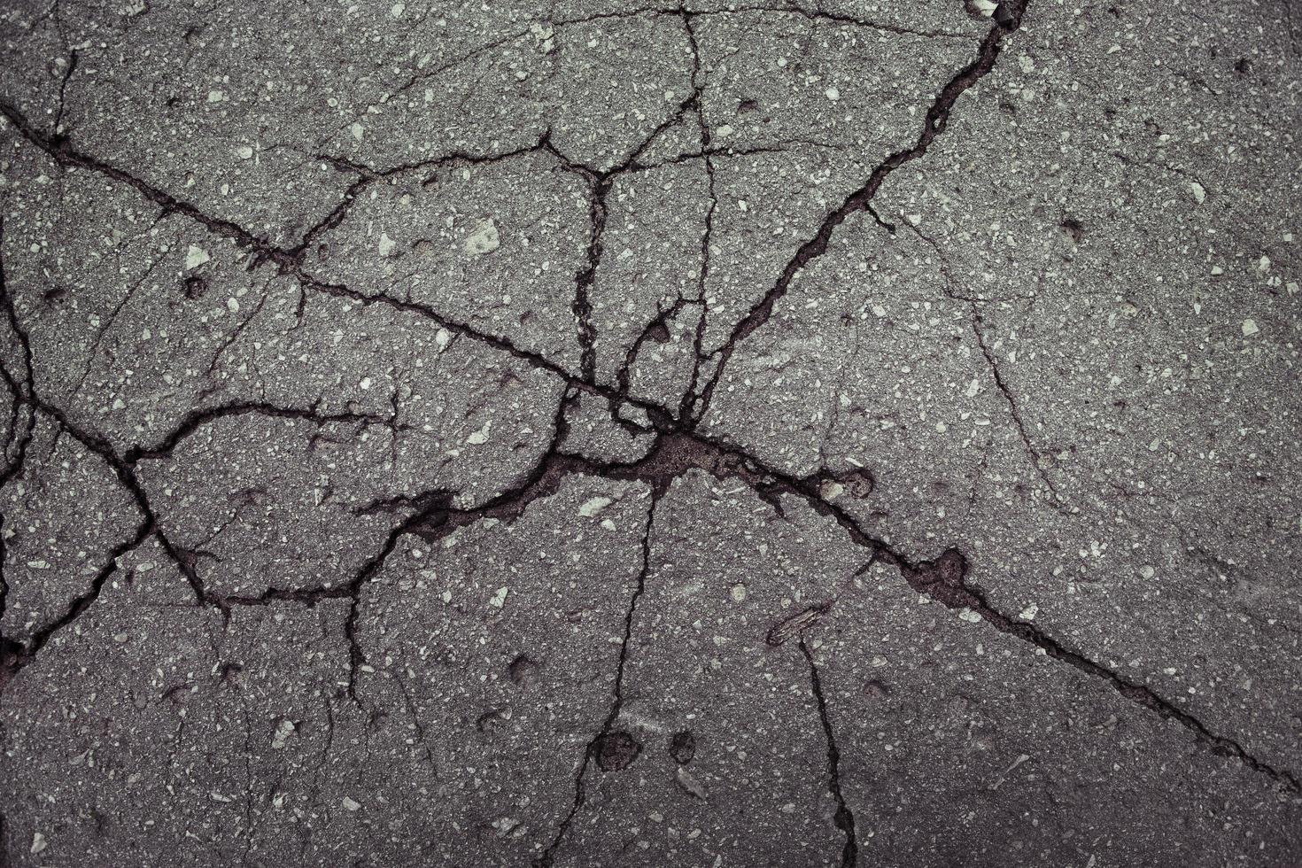 asfalto con grietas foto