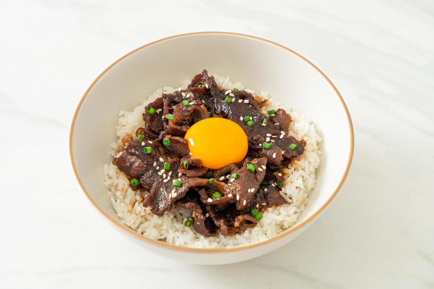 arroz con cerdo a la soja o donburi de cerdo japonés foto