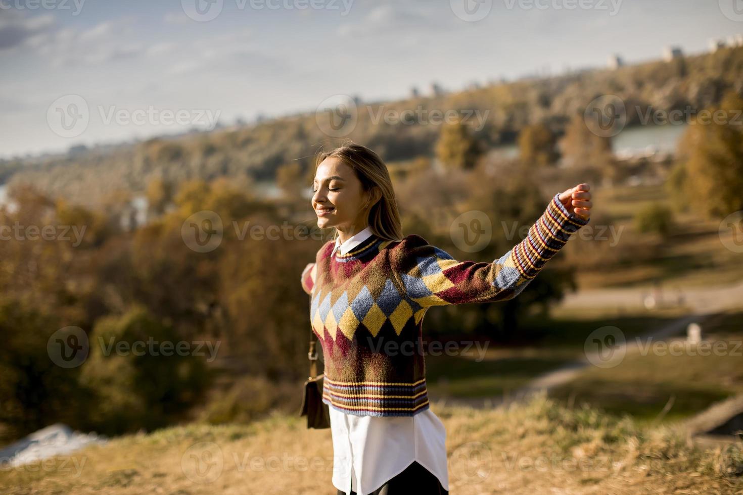 mujer joven, ambulante, exterior, en, soleado, día de otoño foto