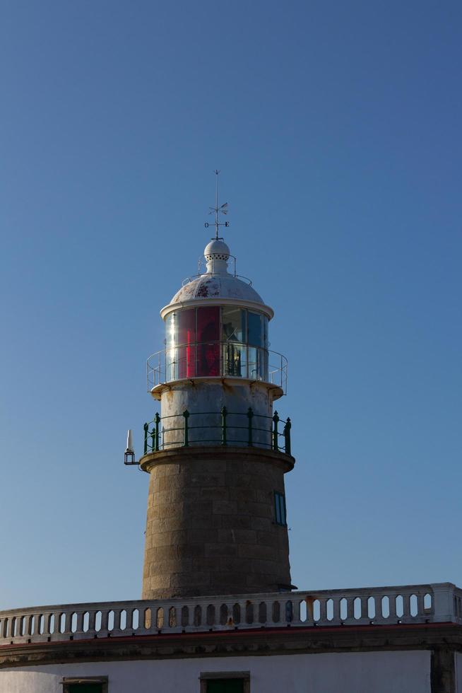 Faro de Corrubedo en el océano Atlántico, Galicia, España foto