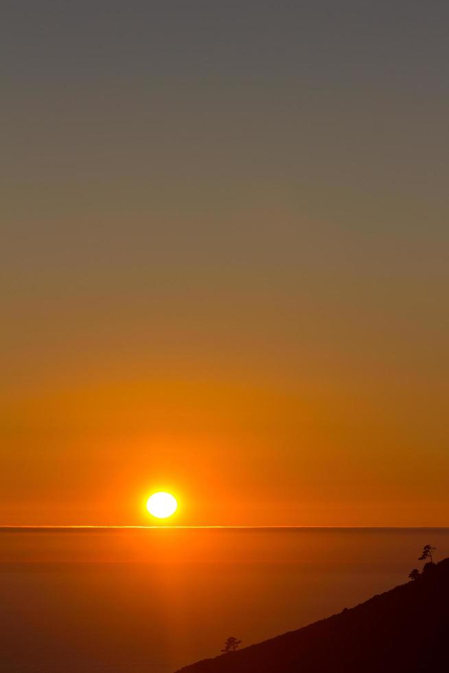 puesta de sol sobre el océano atlántico, galicia, españa foto