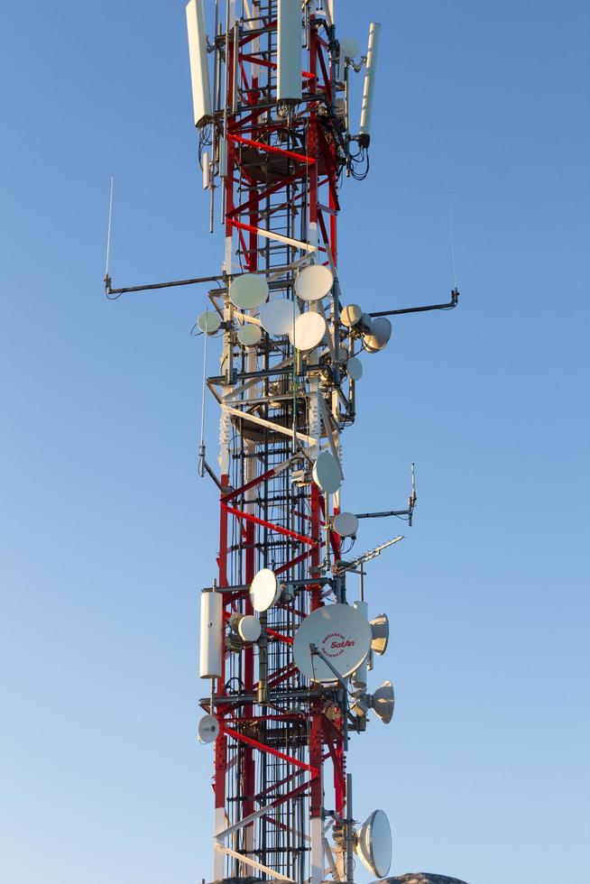 Antena de telecomunicaciones en la cima de una montaña. foto