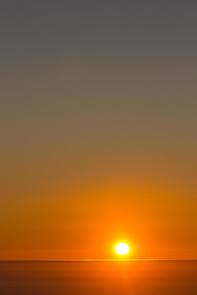 puesta de sol sobre el océano atlántico, galicia, españa foto