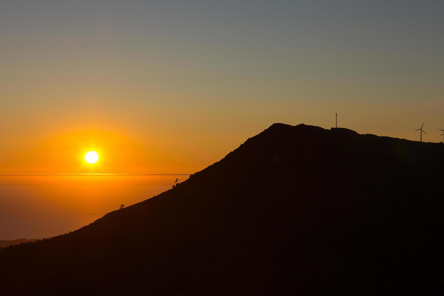 puesta de sol sobre el océano atlántico, galicia, españa foto