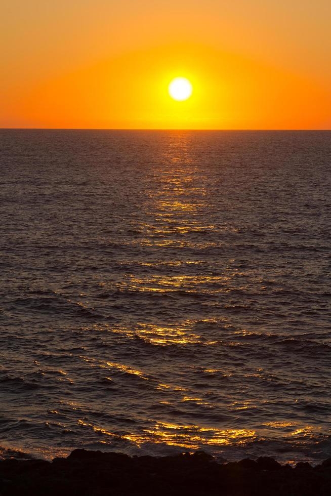 puesta de sol en el mar, en el océano atlántico foto