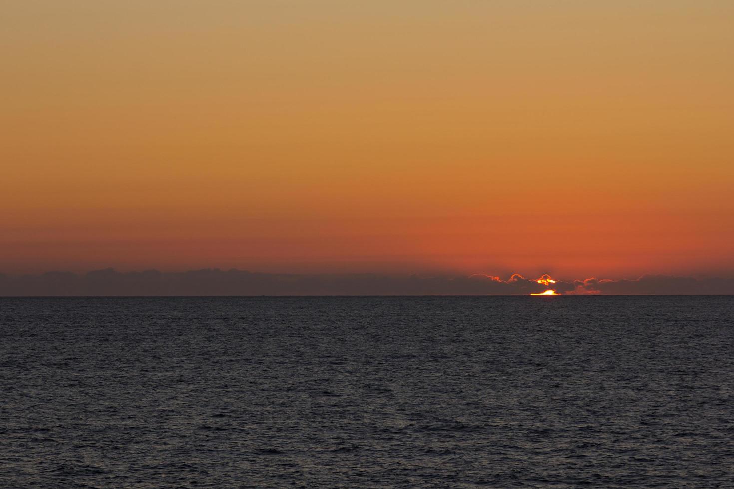 puesta de sol en el mar, en el océano atlántico foto