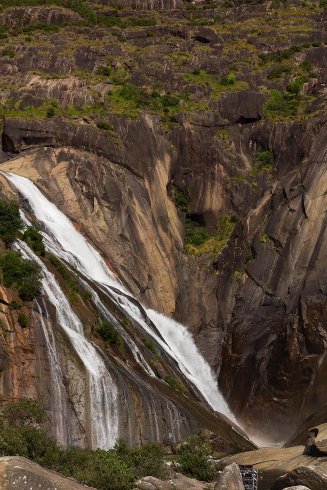 cascada de agua sobre un pequeño lago foto