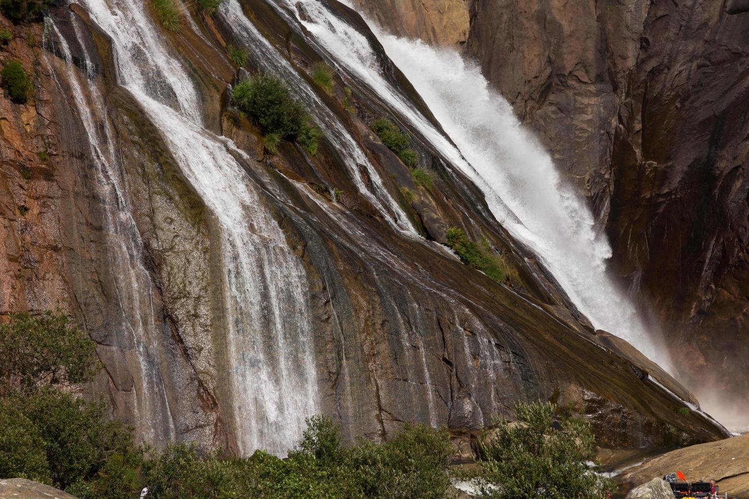 cascada de agua sobre un pequeño lago foto