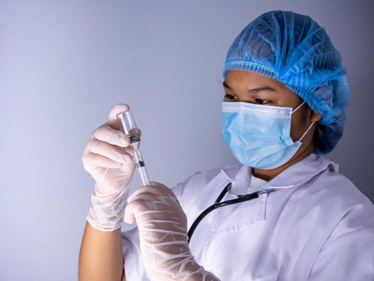 retrato de estudio de una doctora con una máscara y un sombrero. foto