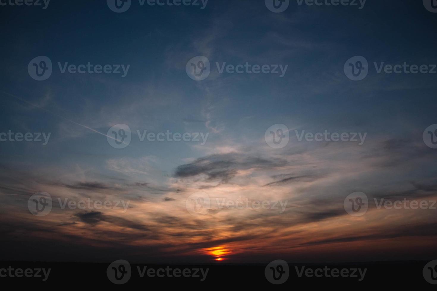 hermosa puesta de sol sobre un paisaje oscuro. espectacular puesta de sol foto