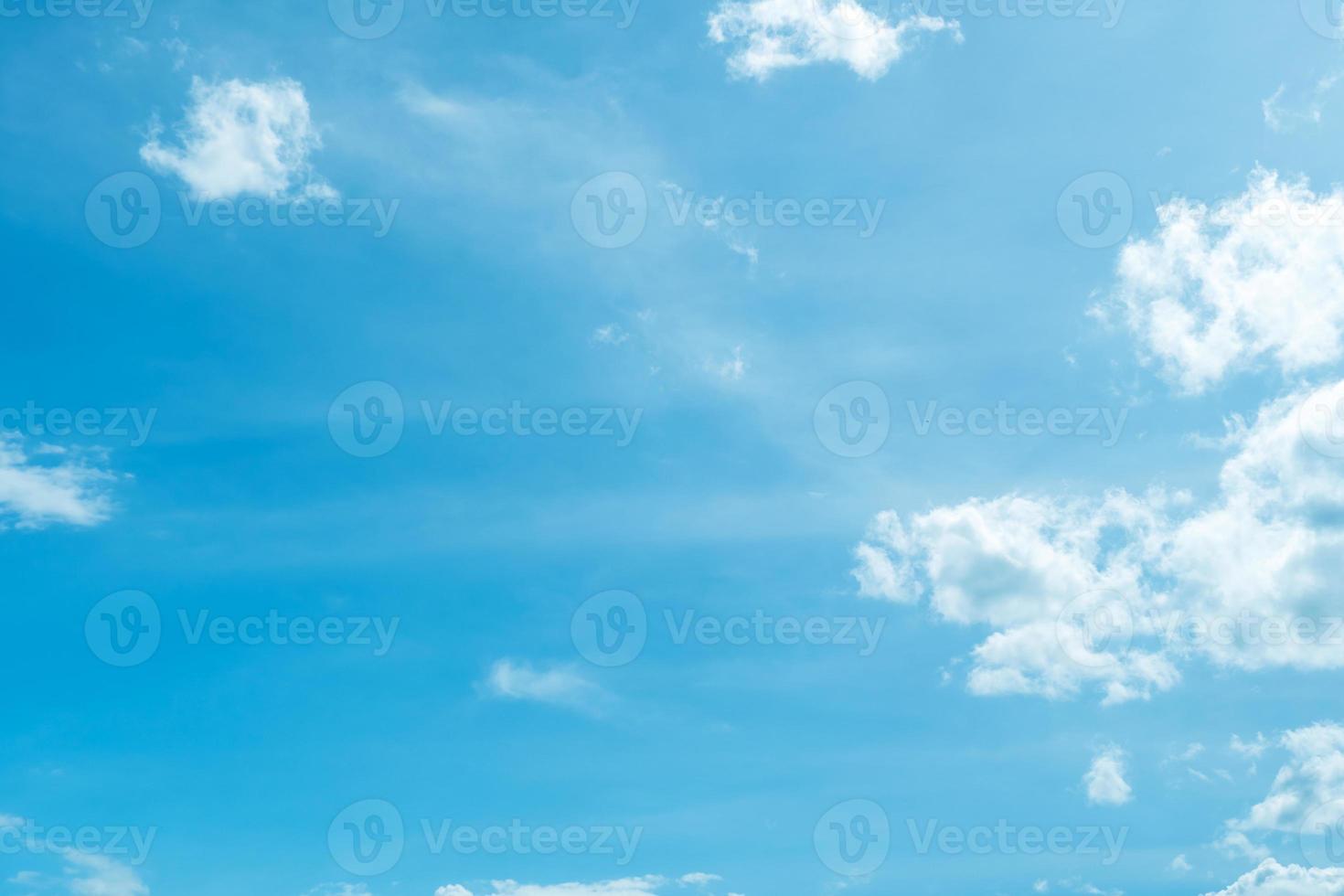 Copie el concepto mínimo del espacio del cielo azul del verano. foto