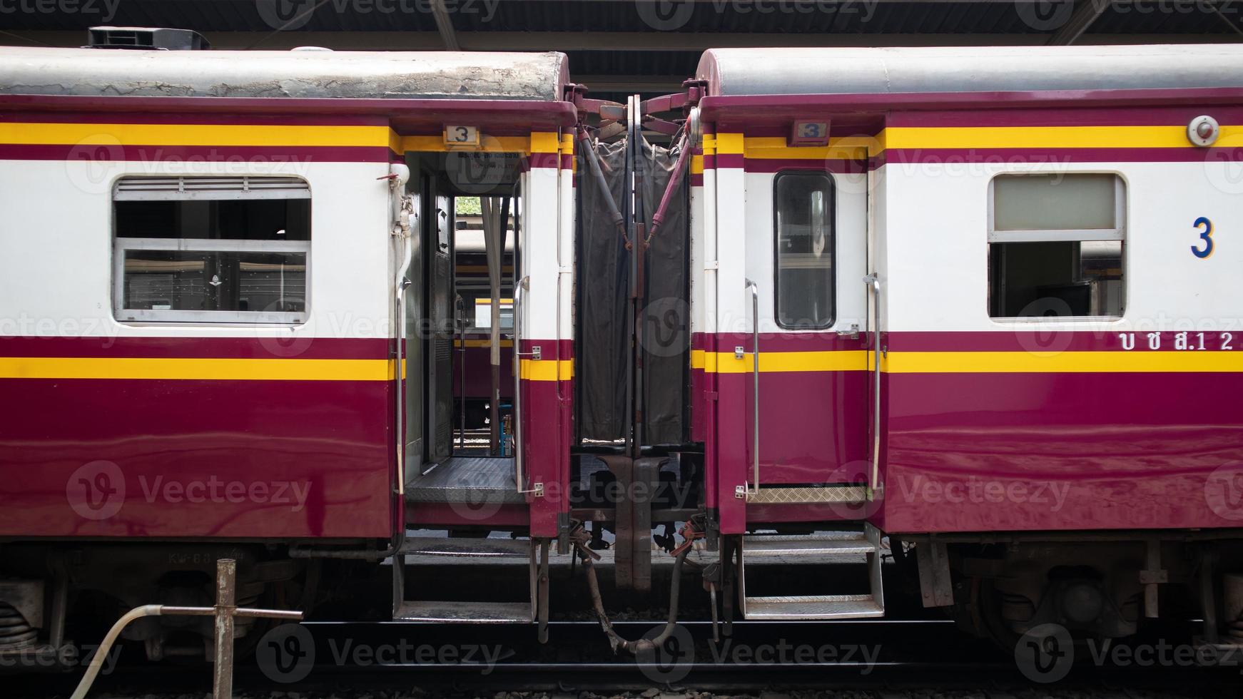 Locomotora comercial de tren en la estación de tren, pasajero barato. foto