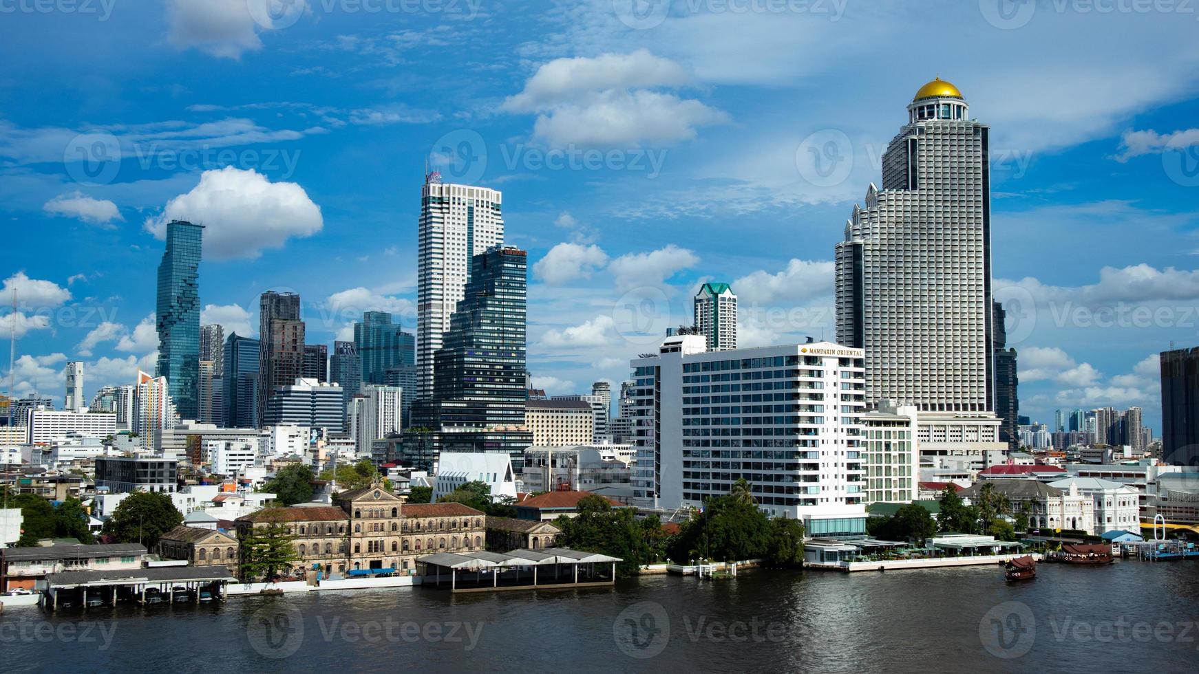 Vista lateral del río Jaopraya, un cielo diurno con nubes blancas en la ciudad foto