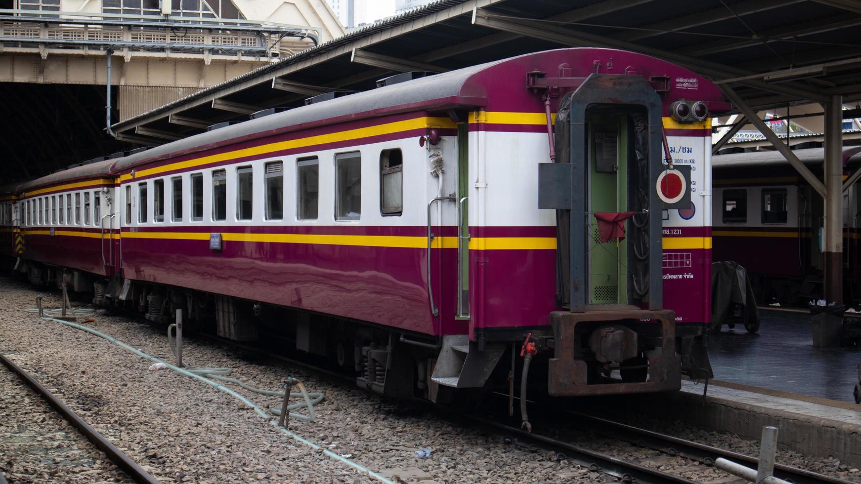 Locomotora comercial de tren en la estación de tren, pasajero barato. foto