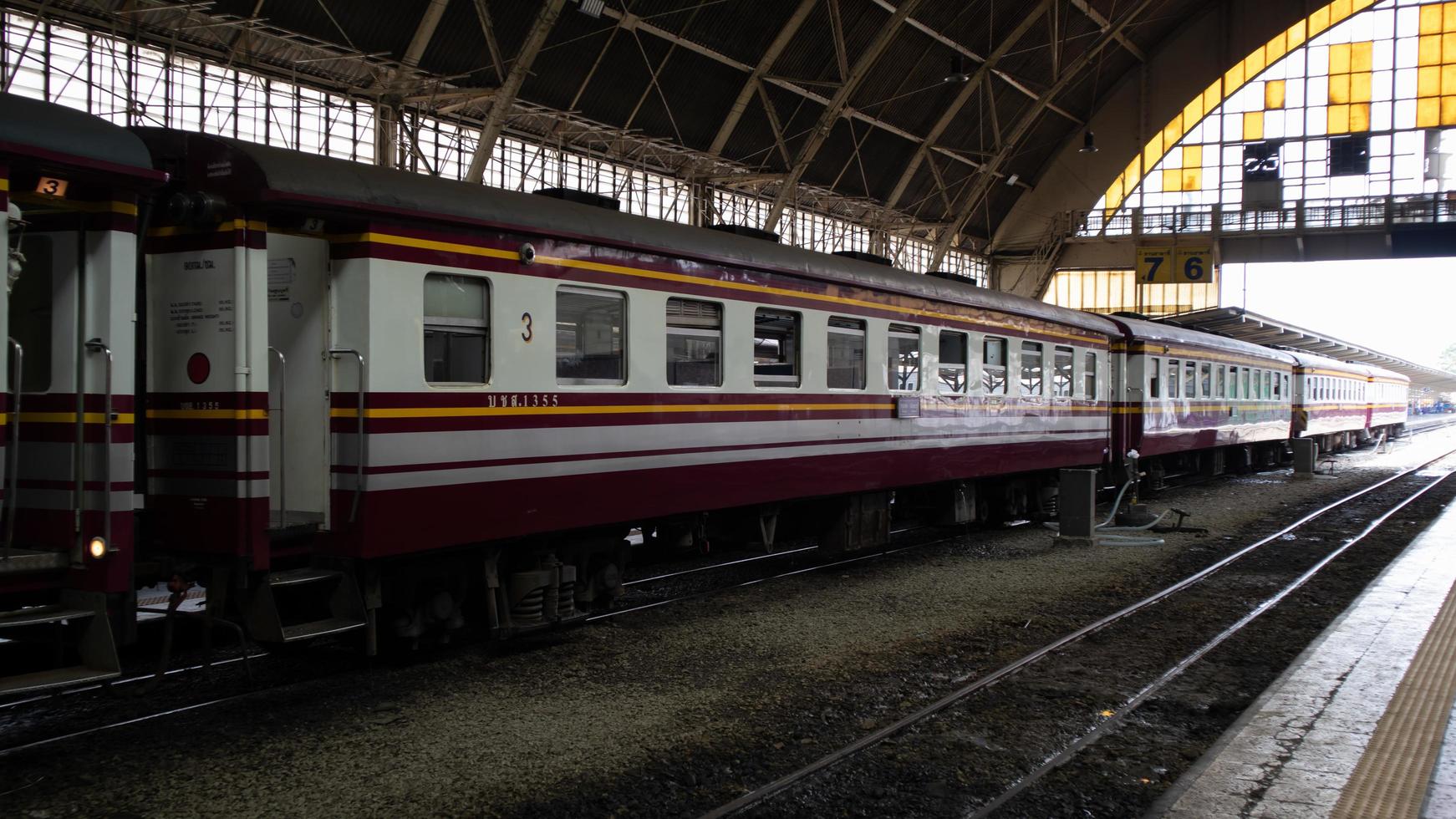 Locomotora comercial de tren en la estación de tren, pasajero barato. foto