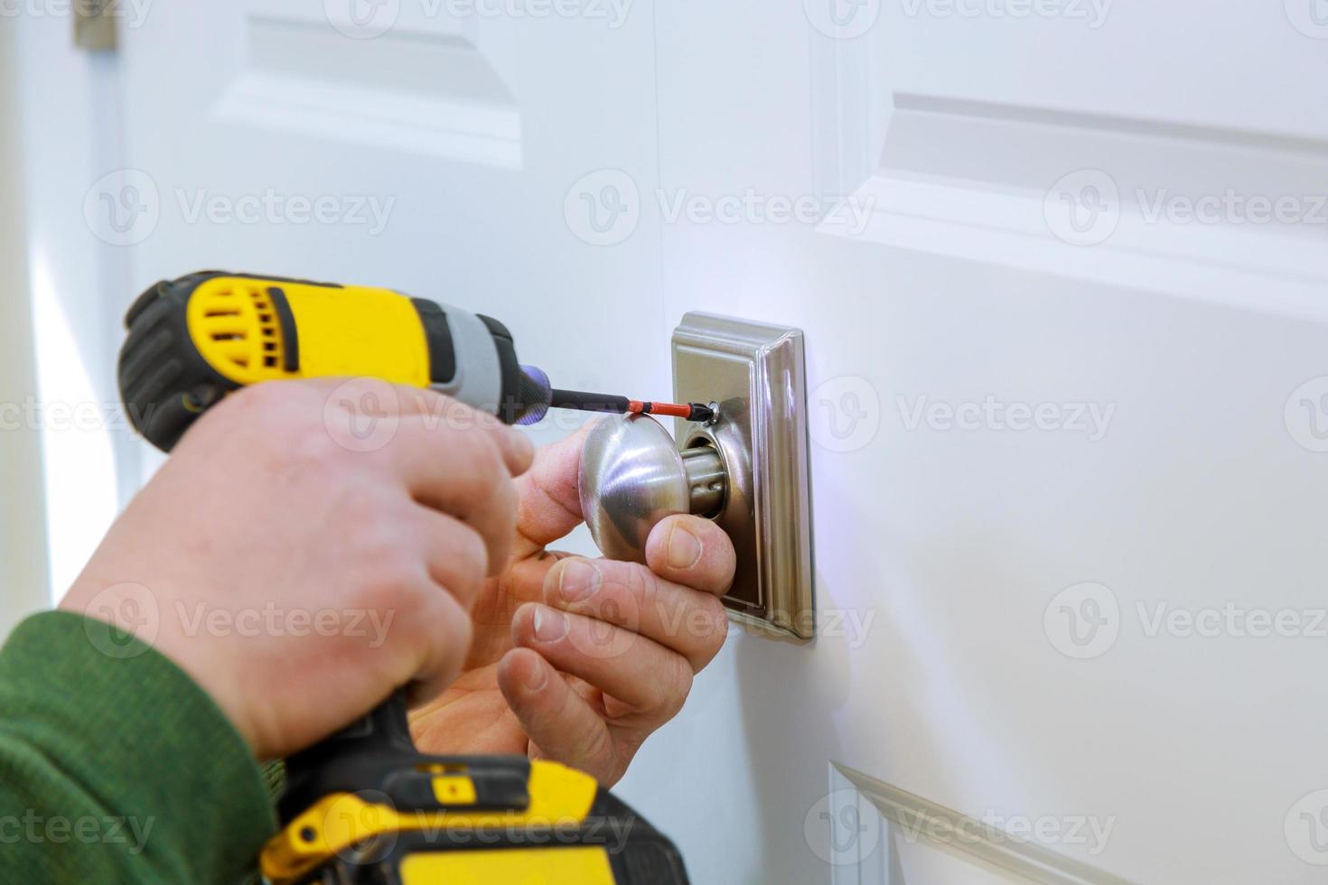 cerrajero instale la cerradura falsa de la puerta en casa. foto