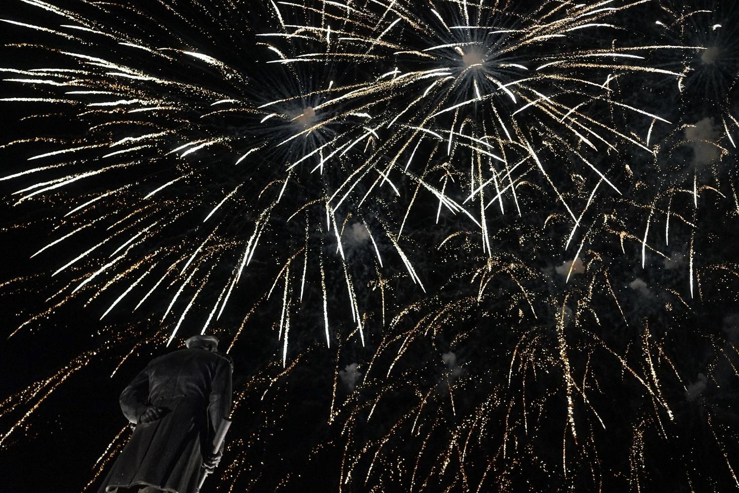 Fondo oscuro festivo borroso con brillantes chispas de los fuegos artificiales foto