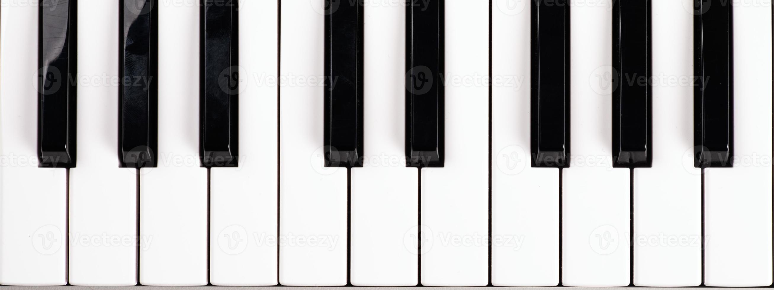 teclas de piano en blanco y negro, vista superior de teclas de sintetizador de música foto