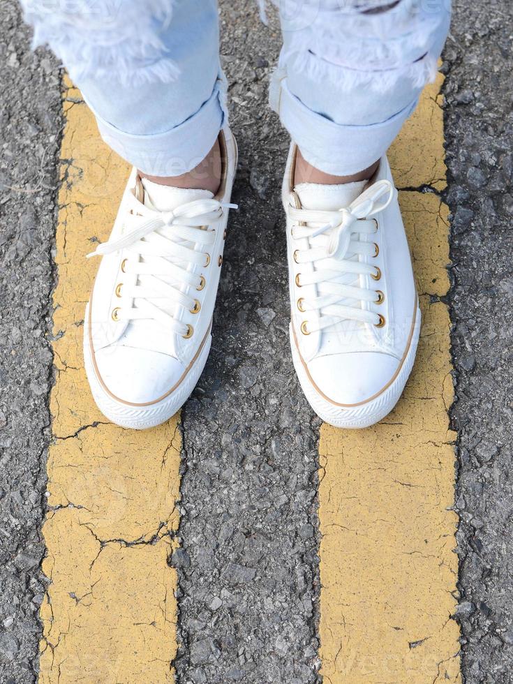 zapatos casuales blancos tomando una decisión foto