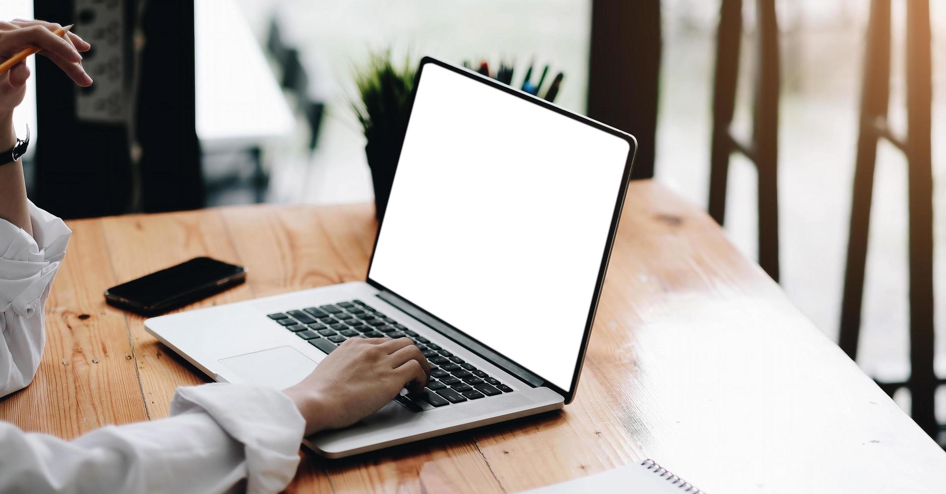 Imagen de maqueta computadora con pantalla en blanco con fondo blanco. foto