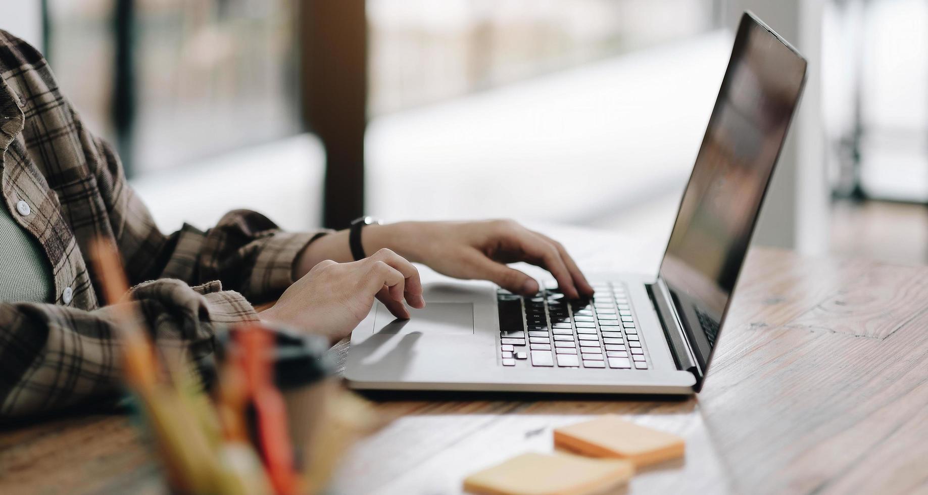 mujer que trabaja en la computadora, cuaderno, planificador foto