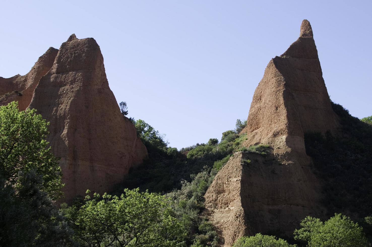 colinas rojas en las medulas. minas de oro antiguas romanas. foto