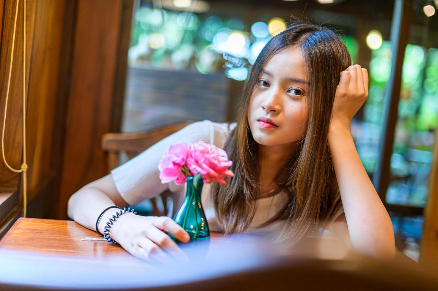 Bella mujer sentada en una silla en un café foto