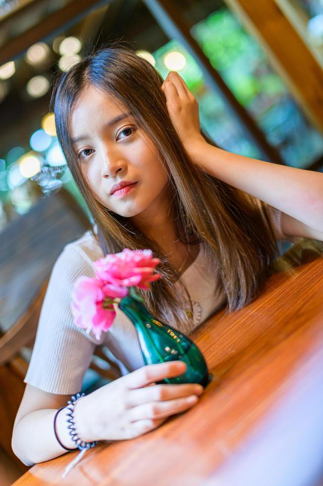 Bella mujer sentada en una silla en un café foto