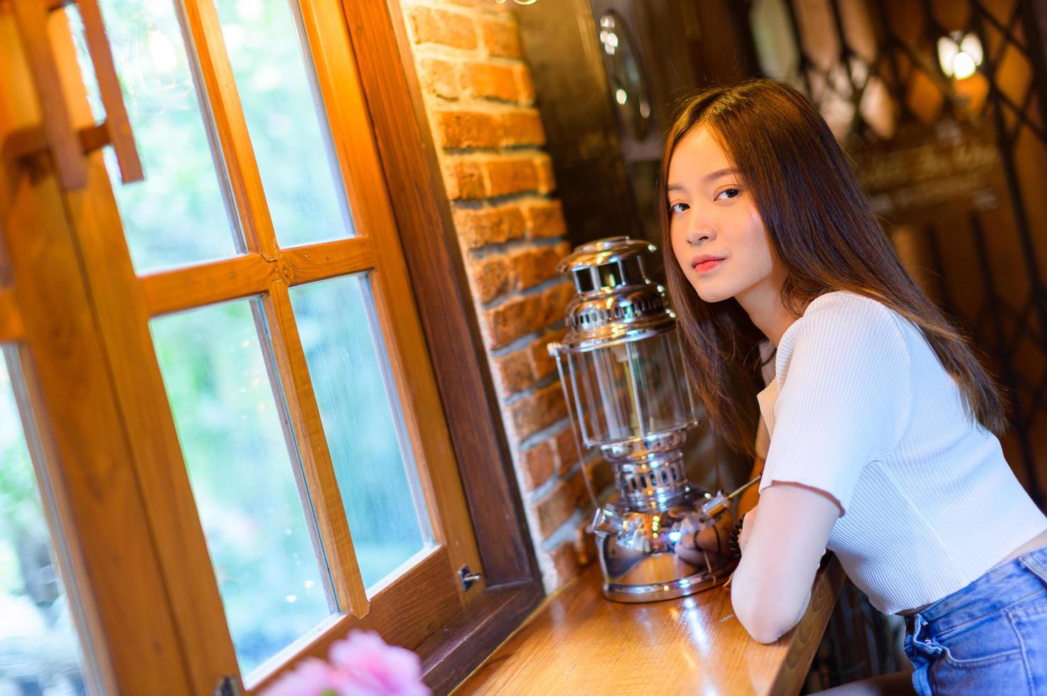 Bella mujer sentada en una silla en un café foto