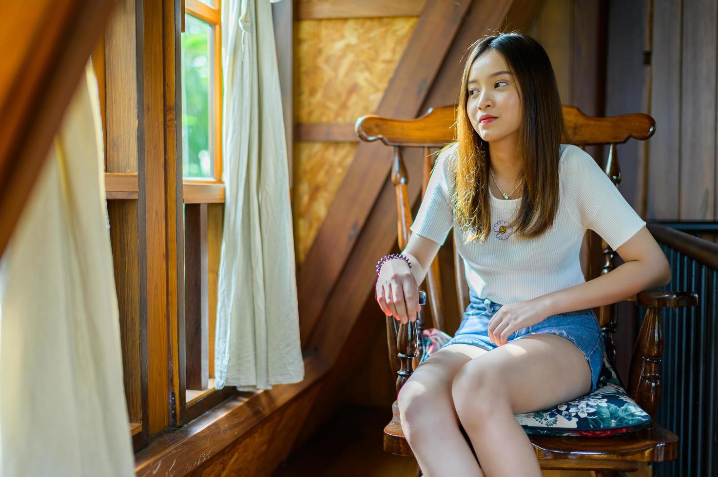 Bella mujer sentada en una silla en un café foto