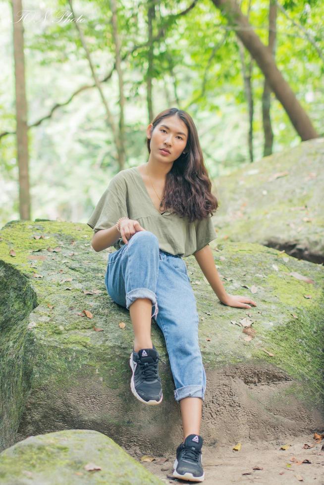 turista con viaje en el bosque. foto