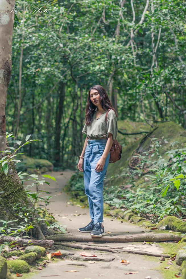 turista con viaje en el bosque. foto