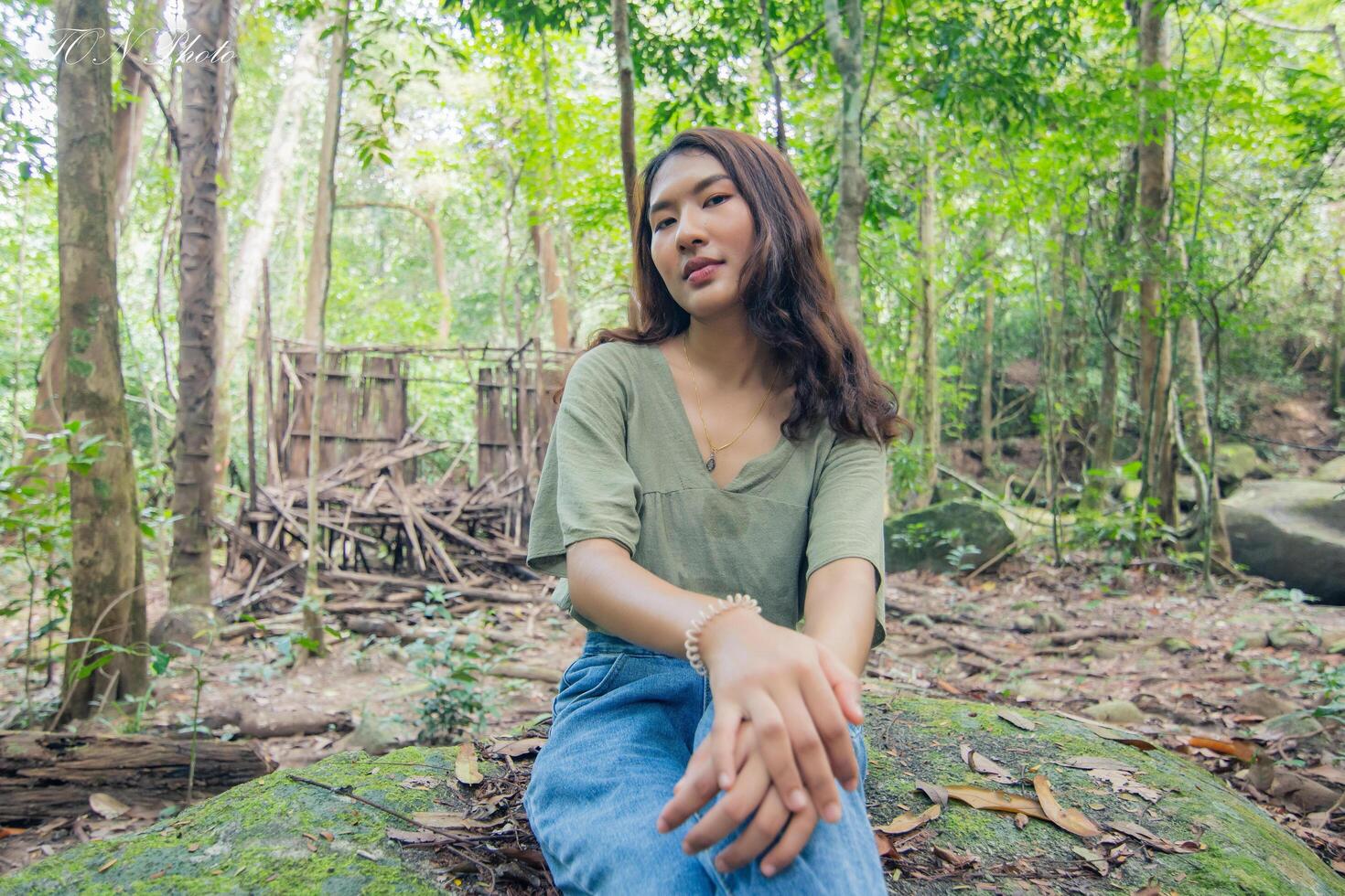 turista con viaje en el bosque. foto