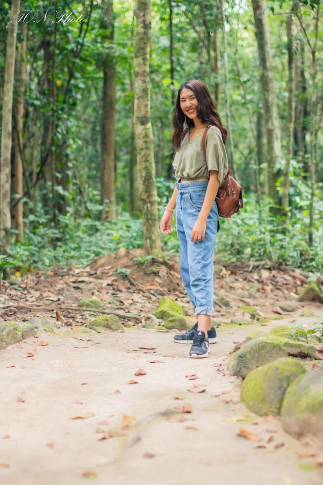 turista con viaje en el bosque. foto